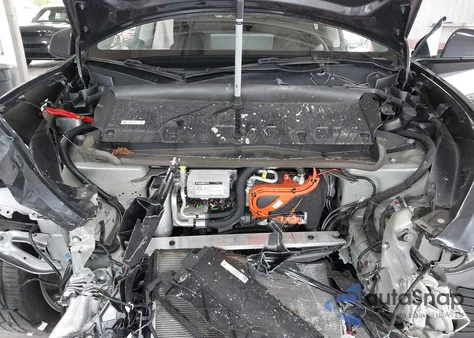 2024 Tesla Model Y Long Range Dual Motor All-Wheel Drive z USA, uszkodzony, nr VIN 7SAYGDEE1RA269195